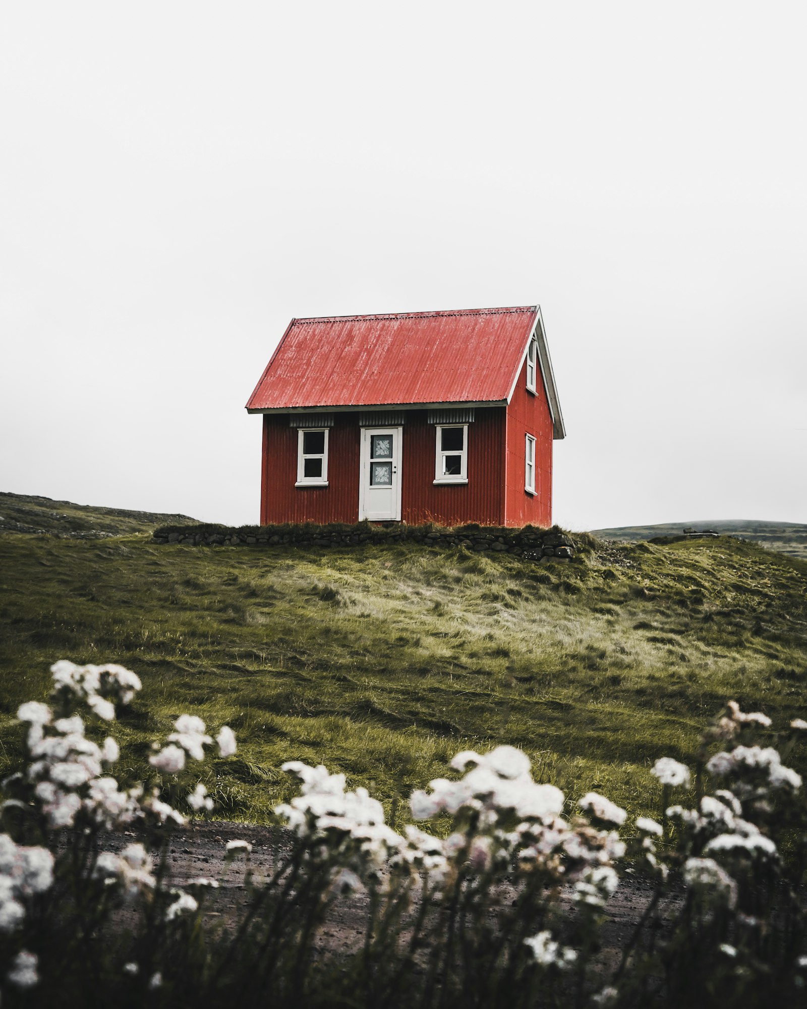 Rött hus i naturlandskap nära vatten
